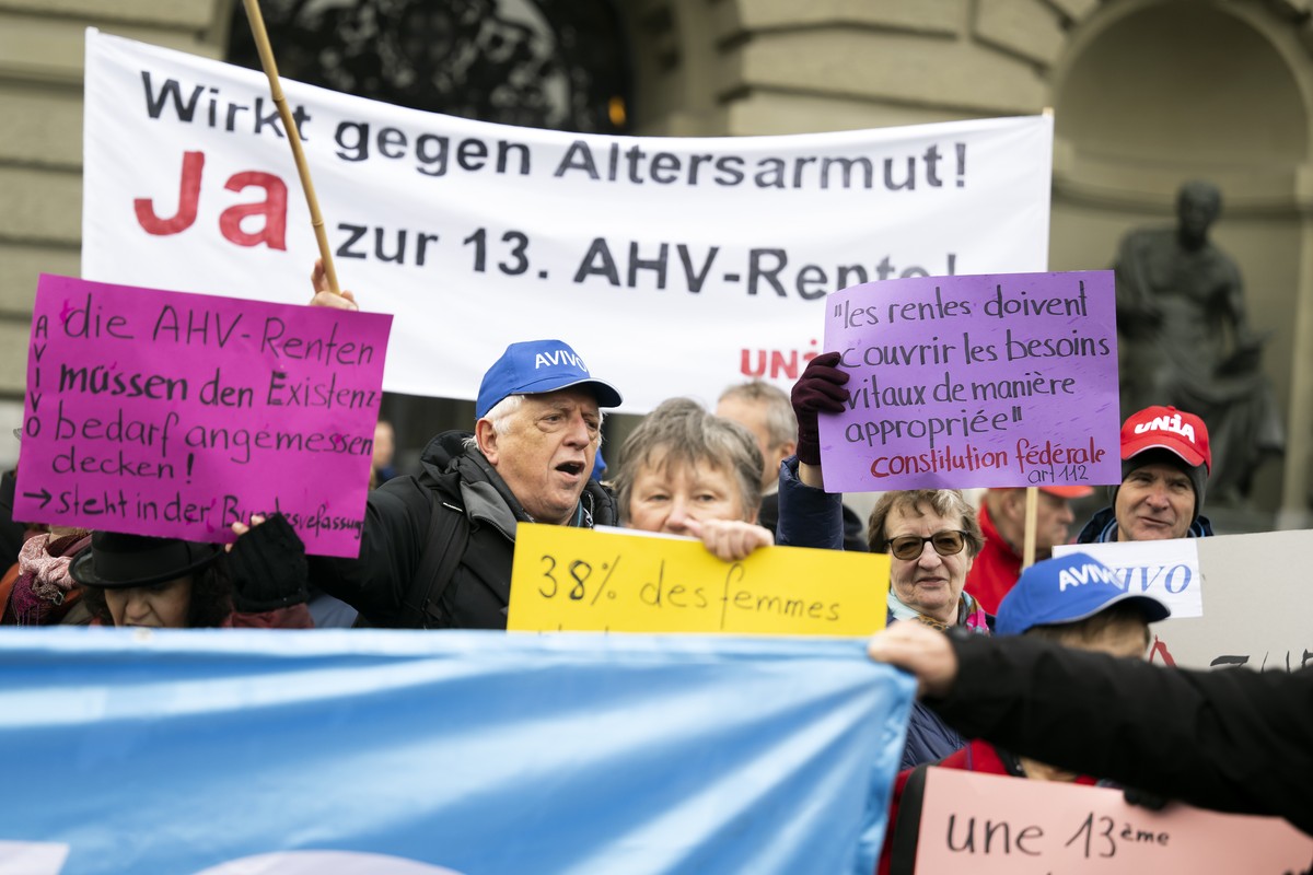 Teilnehmer protestieren und fordern die dringende Einfuehrung einer 13. AHV-Rente, an ein Aktion von AVIVO, am Mittwoch, 14. Dezember 2022 auf dem Bundesplatz, in Bern. Heute der Nationalrat debattier ...