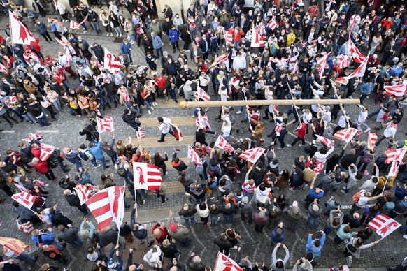 Les pro-jurassiens celebrent le oui devant l&#039; Hotel de Ville ou a ete dresse un drapeau du canton du Jura apres l&#039;annonce du resultat du vote ce dimanche 28 mars 2021 a Moutier. Les citoyens ...