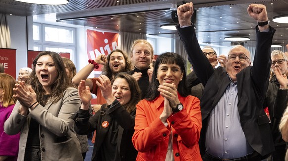 Die Nationalraetinnen Samira Marti, SP-BL, Mattea Meyer, SP-ZH, Vania Alleva, Praesidentin Unia, Pierre-Yves Maillard, Praesident des Schweizerischen Gewerkschaftsbundes SGB, von links, freuen sich ue ...