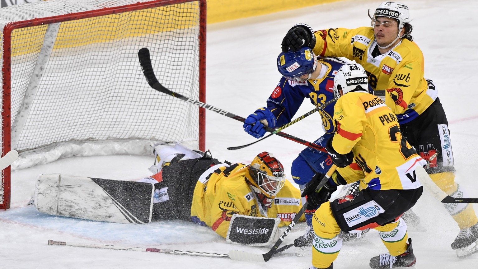 Der Davoser Yannick Frehner, Mitte, muss gegen die Berner Goalie Tomi Karhunen, Vincent Praplan und -b18- einstecken, vl., im Finale vom Eishockey-Pre-Playoff Qualifikationsspiel der National League z ...