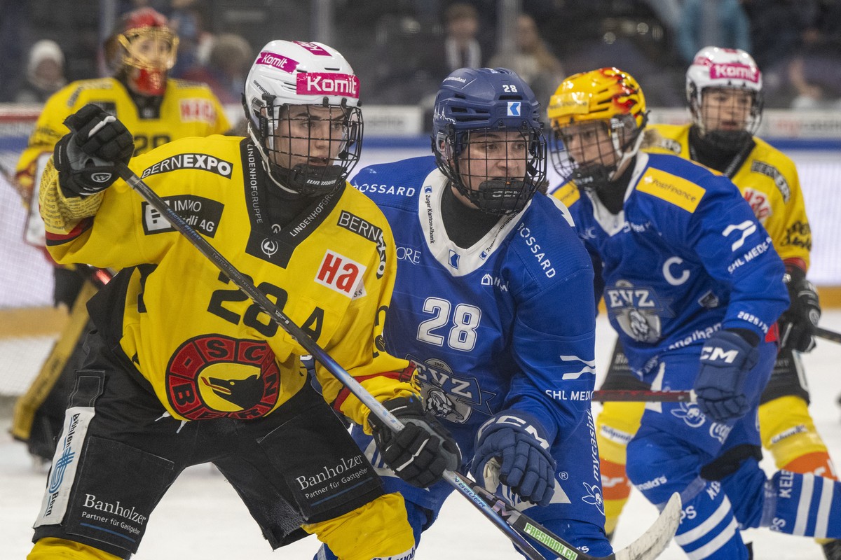 Alina Marti, 2. von links, von Zug im Spiel gegen Sinja Leemann, links, von Bern beim Eishockey Playoff Final Spiel 3 der PostFinance Women's League zwischen dem EV Zug und den SC Bern Frauen am  ...