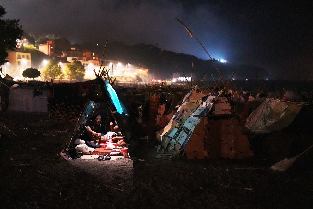 Migrants sit inside their tents at El Trampolín beach in the Spanish exclave of Ceuta, Wednesday, Sept. 2, 2026. (AP Photo/Francis González)
APTOPIX Spain Ceuta