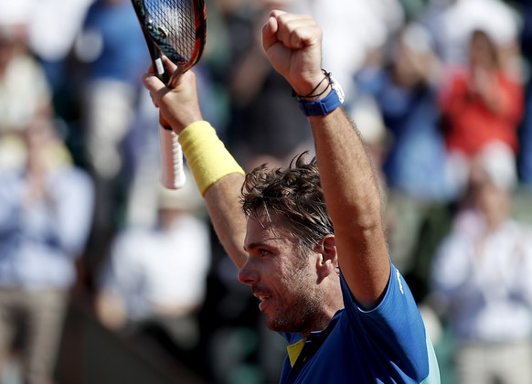 epa06019180 Stanislas Wawrinka of Switzerland reacts after winning against Andy Murray of Britain during their menâs singles semi final match during the French Open tennis tournament at Roland Garro ...