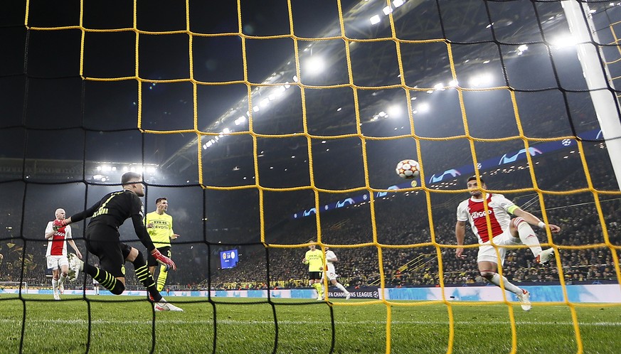 Ajax&#039;s Dusan Tadic, right, scores his side&#039;s first goal during the Champions League group C soccer match between Borussia Dortmund and Ajax Amsterdam in Dortmund, Germany, Wednesday, Nov. 3, ...