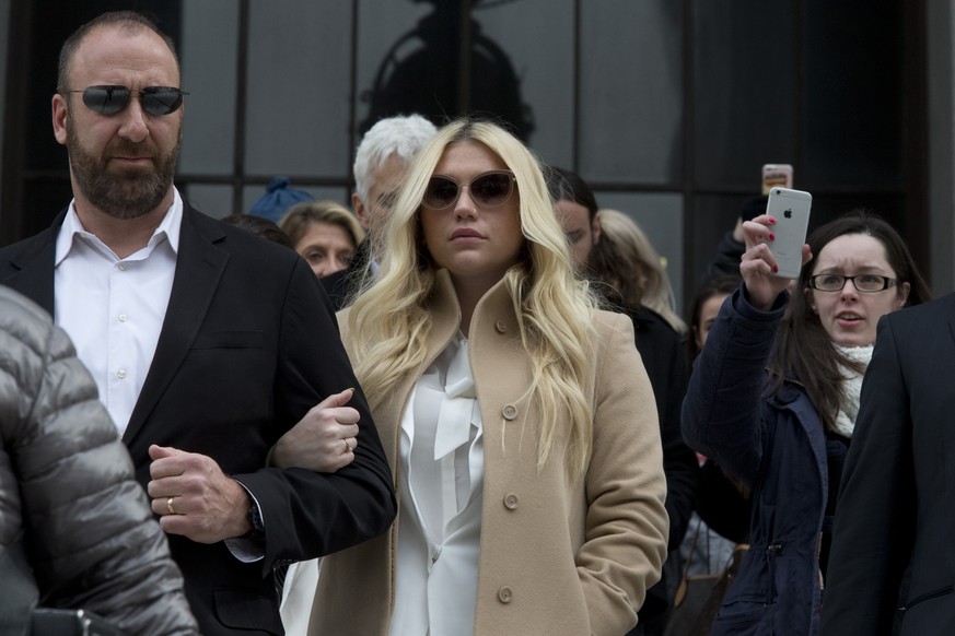 Popstar Kesha am Freitag vor dem Supreme Court in New York, der ihre Klage gegen den Musikproduzenten Dr. Luke (unter anderem wegen sexuellen Missbrauchs) abgewiesen hat.&nbsp;