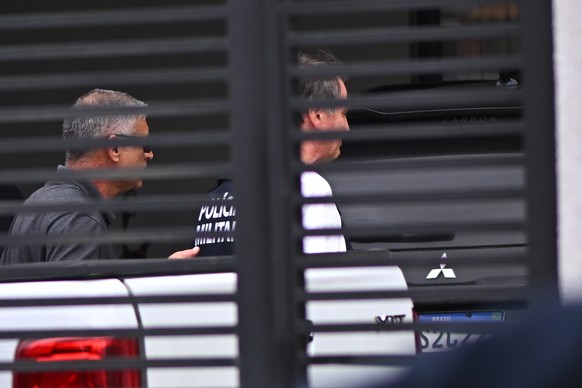 epa12854165 Former Brazilian President Jair Bolsonaro (R) arrives home after being discharged from the hospital in Brasilia, Brazil, 27 March 2026. Bolsonaro was discharged after two weeks in hospital ...