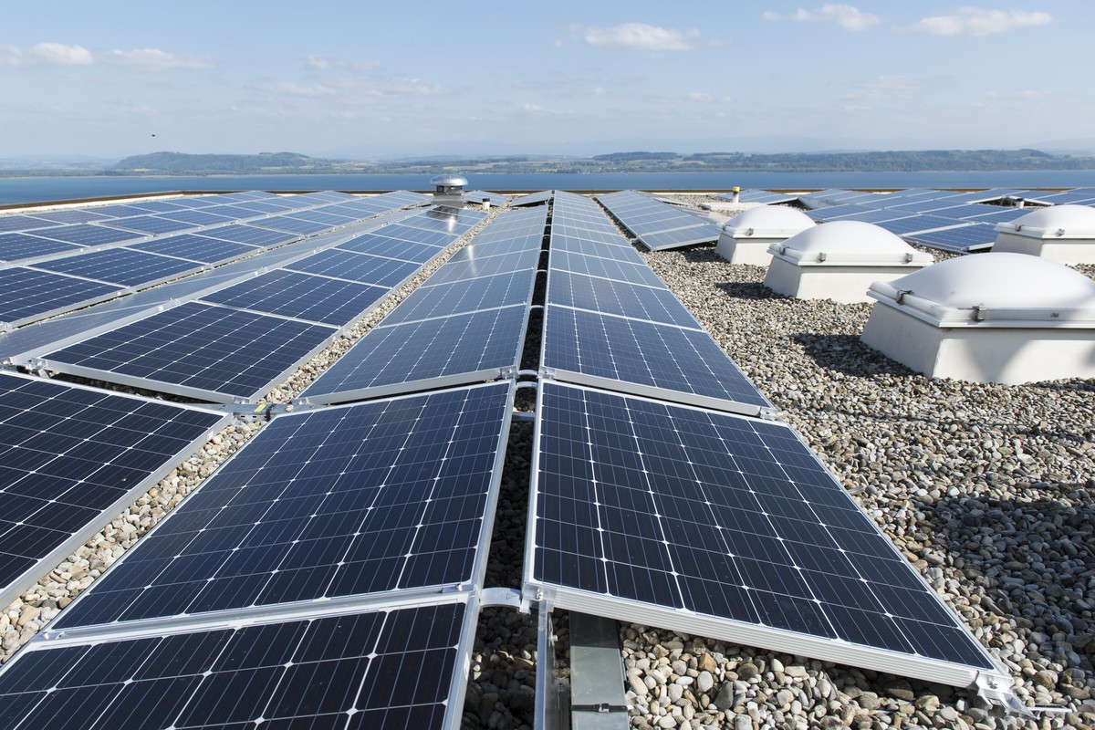 THEMENBILD ZUR MK VON BUNDESRAETIN LEUTHARD ZUR REVISION DES STROMVERSORGUNGSGESETZES, AM MITTWOCH, 17. OKTOBER 2018 ---- Vue des panneaux solaires de la nouvelle installation photovoltaique Coopsol i ...