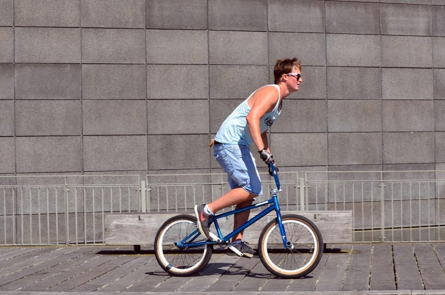 Velo fahren ohne Helm wird immer noch von einer breiten Öffentlichkeit akzeptiert.