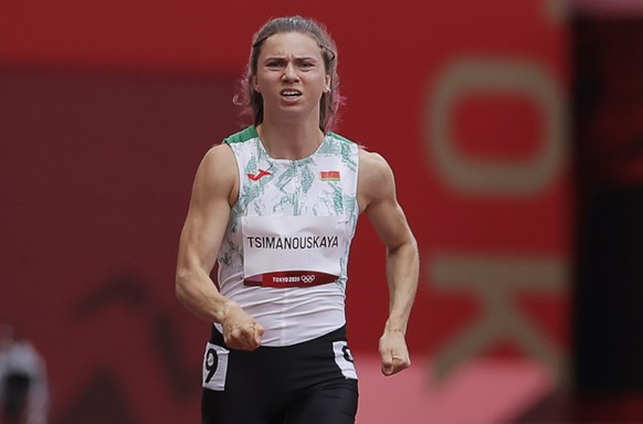 epa09387351 Krystsina Tsimanouskaya (L) of Belarus competes in the women&#039;s 100m heats during the Athletics events of the Tokyo 2020 Olympic Games at the Olympic Stadium in Tokyo, Japan, 30 July 2 ...