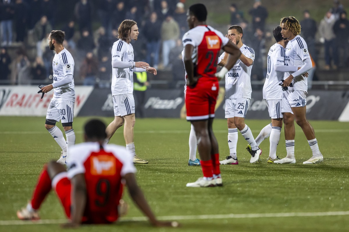 Etoile Carouge's players celebrate their victory after defeating the team Aarau, during the Challenge League soccer match of Swiss Championship between Etoile Carouge FC (EC) and Aarau, FCA, at t ...