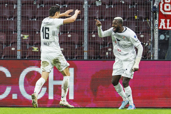 Antoine Baroan (FCW), droite, celebre son but avec Remo Arnold (FCW), gauche, lors de la rencontre de football de Swiss Super League entre le Servette FC, SFC, et le FC Winterthur, ce dimanche 8 decem ...