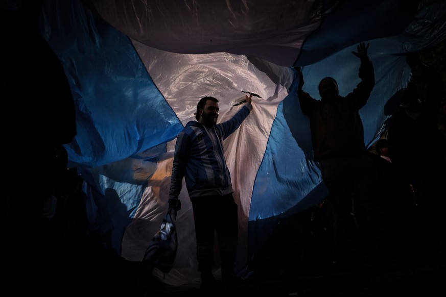 epaselect epa10142804 Thousands of people demonstrate at the home of Vice President Cristina Fernandez de Kirchner showing their support for her, in Buenos Aires, Argentina, 27 August 2022. The protes ...