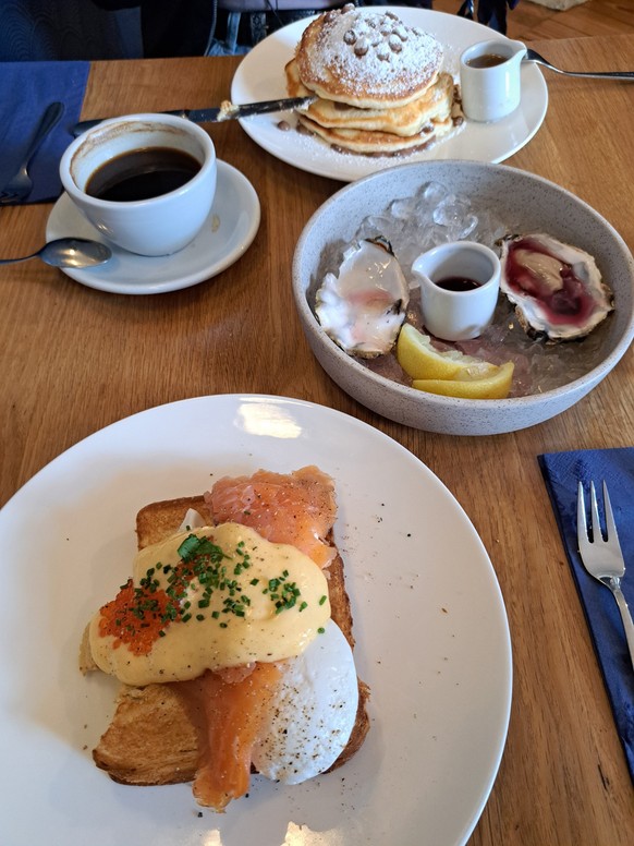 Beste Essen deiner Sommerferien - Daniel Huber
Das war ein Frühstück. In Hamburg, im Café «The Morgenmuffel», nahe beim Eppendorfer Marktplatz. Es gab Austern an Himbeer-Mignonette sowie Benedict Eier ...