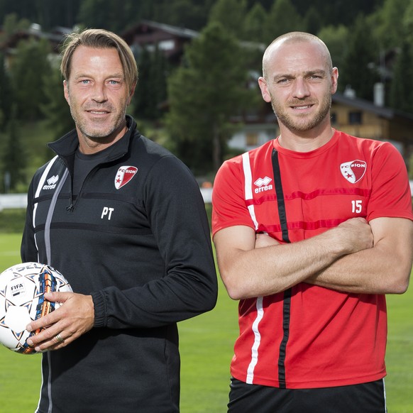 Paolo Tramezzani, entraineur du FC Sion, gauche, et Marco Schneuwly, nouveau joueur du FC Sion, droite, posent lors de la reprise de l&#039;entrainement du club de football de Super League FC Sion, ce ...