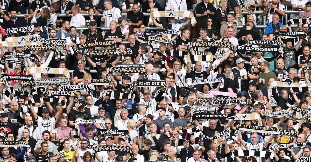 epa13198493 Supporters of Elversberg cheer before the German Bundesliga soccer match between SV Elversberg and Bayer 04 Leverkusen in Elversberg, Germany, 29 August 2026. EPA/RONALD WITTEK CONDITIONS  ...