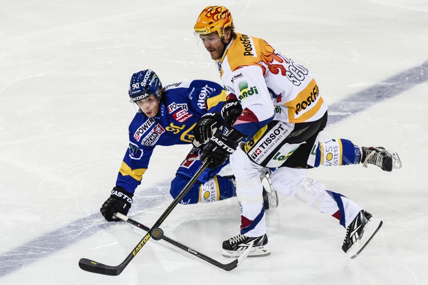 Der Davoser Sven Jung, links, gegen den Bieler Ahren Spylo, beim Eishockeyspiel der National League A zwischen dem HC Davos und dem EHC Biel, am Samstag, 4. Oktober 2014, in der Vaillant Arena in Davo ...