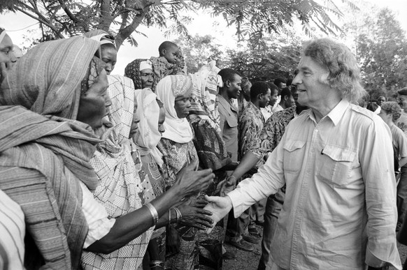 ARCHIVBILD ZUM TOD VON FRANZ WEBER --- Der Umweltschuetzer Franz Weber spricht mit Bewohnern des von ihm und seiner Stiftung gefuehrten Nationalparks Fazao-Malfakassa in Togo, aufgenommen am 27. Mai 1 ...