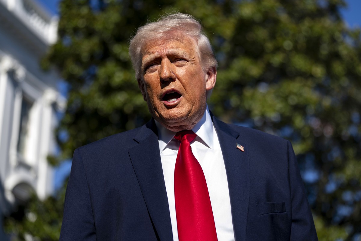 epa12884146 US President Donald Trump speaks to the media before departing the White House en route to Miami, Florida, in Washington, DC, USA, 11 April 2026. EPA/BONNIE CASH / POOL