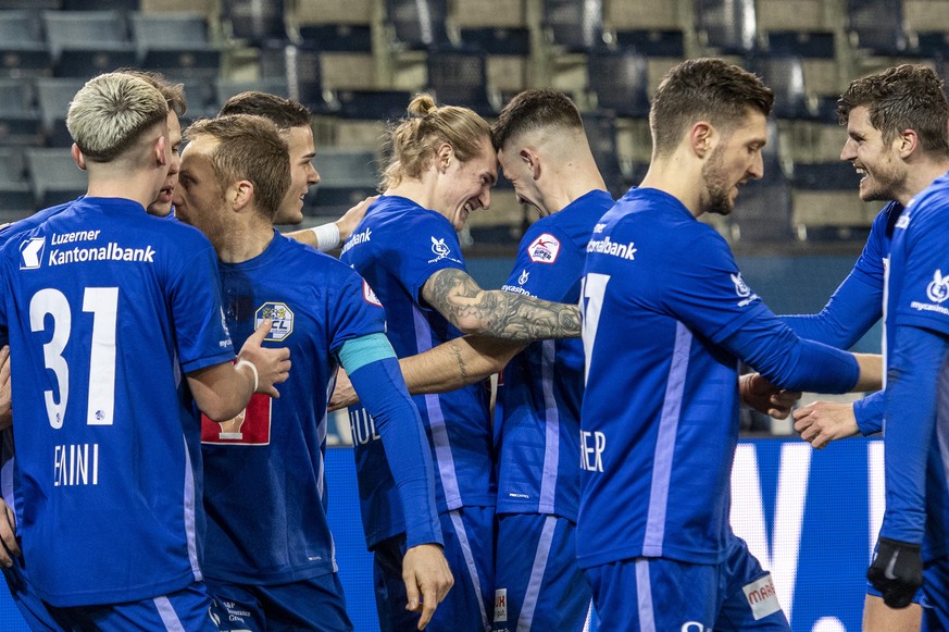 Die Luzerner mit Marvin Schulz, mitte links, und Filip Ugrinic, mitte rechts, feiern das 2:0 beim Super League Meisterschaftsspiel zwischen dem FC Luzern und dem Servette FC vom Donnerstag, 4. Februar ...