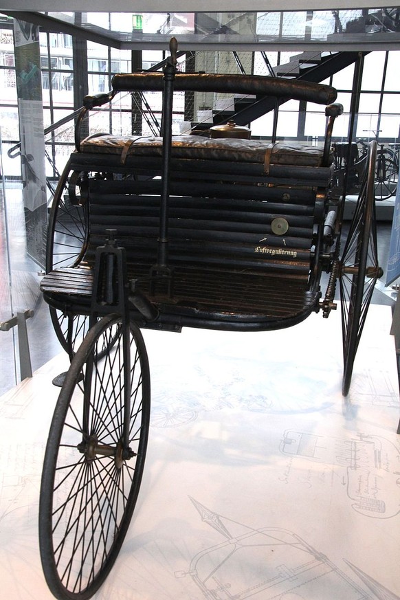 Als die Schweizer AKWs in Betrieb genommen wurden, fuhren deine Grosseltern dieses Auto
Als die Staumauer am Pérolles-See gebaut wurde, fuhren unsere Ur-Urgrosseltern noch so etwas (Benz Motorwagen 1) ...
