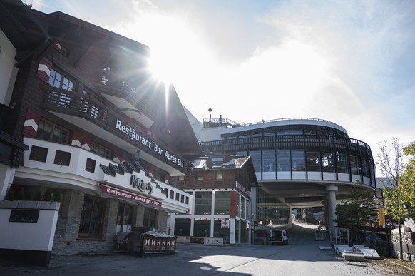 epa08758548 An outside view of the closed Apres-Ski-Bar Kitzloch in the Tyrolean winter sports town Ischgl, Austria, 19 October 2020 (issued 20 October 2020). The Tyrolean ski resort Ischgl will start ...