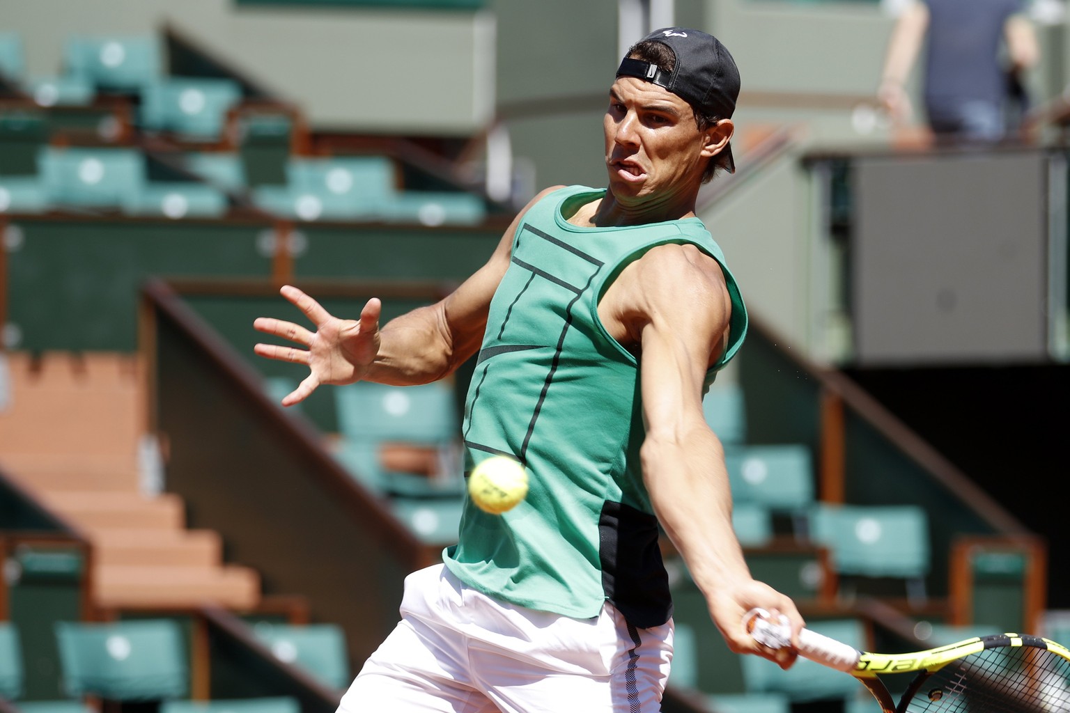 epa05988643 Rafael Nadal of Spain returns the ball during a training session few days ahead of the French Open tennis tournament at Roland Garros in Paris, France, 25 May 2017. EPA/YOAN VALAT