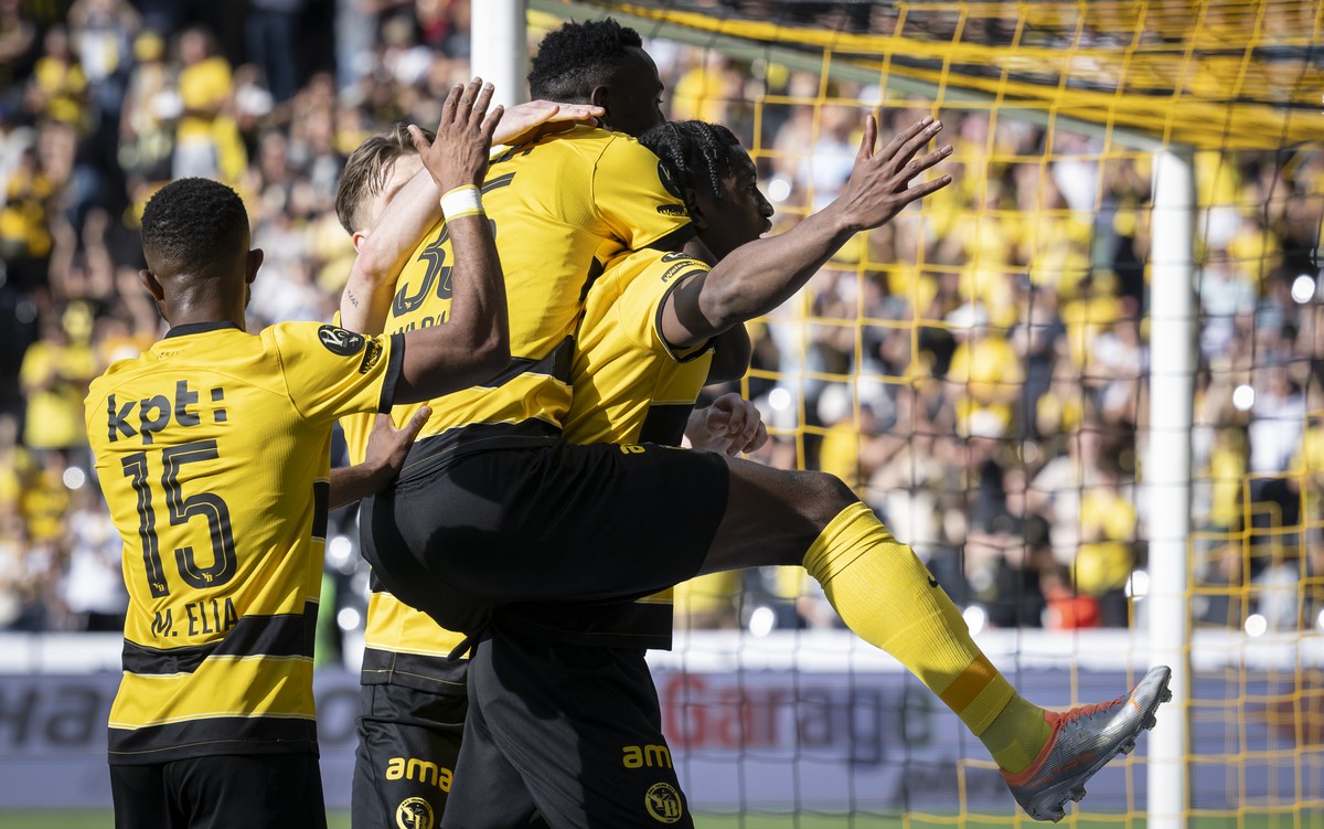 Joel Monteiro (YB), rechts, jubelt nach seinem Tor zum 3-2 mit Meschack Elia (YB), links, und Silvere Ganvoula (YB), Mitte, im Fussball Meisterschaftsspiel der Super League zwischen den BSC Young Boys ...