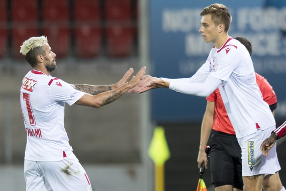 le milieu valaisan Valon Behrami, gauche, est remplace par l&#039;attaquant valaisan Roberts Uldrikis, droite, lors de la rencontre de football de Super League entre le FC Sion et le FC St.Gallen ce m ...