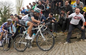 Fabian Cancellara in der Mauer von Geraardsbergen an der Flandern-Rundfahrt 2011.