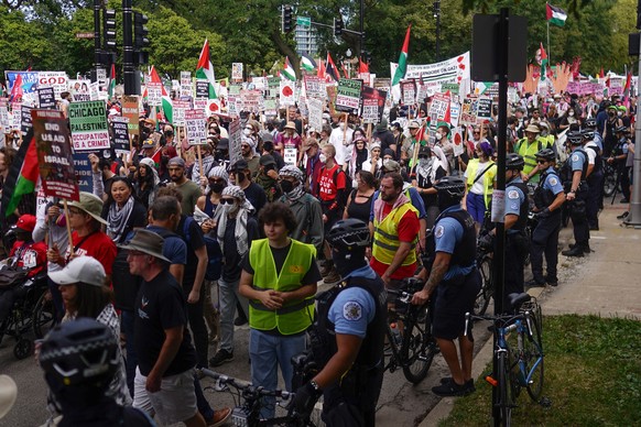 epa11555696 People participate in a protest calling for a ceasefire in Gaza on the opening day of the Democratic National Convention (DNC) in Chicago, Illinois, USA, 19 August 2024. Chicago has been p ...