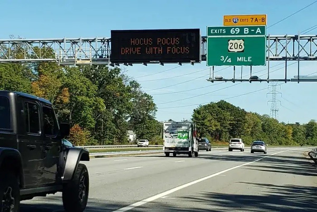 lustige verkehrsschilder autobahn warnschilder https://www.businessinsider.com/funny-highway-signs-messages-safety-federal-scrutiny-new-jersey-2023-2?r=US&amp;IR=T#-16