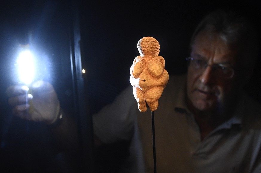 Restaurator Walter Prenner betrachtet die Venus von Willendorf am Dienstag, 22. September 2015, im neuen Venuskabinett des Naturhistorischen Museums (NHM) in Wien. Die rund elf Zentimeter große, altst ...