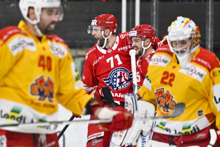 SC Rapperswil-Jona Lakers Nicklas Jensen, links, bejubelt sein 6-4 mit Assist Sandro Forrer, im Eishockeyspiel der National League zwischen den Rapperswil-Jona Lakers und dem EHC Biel, am Freitag, 30. ...