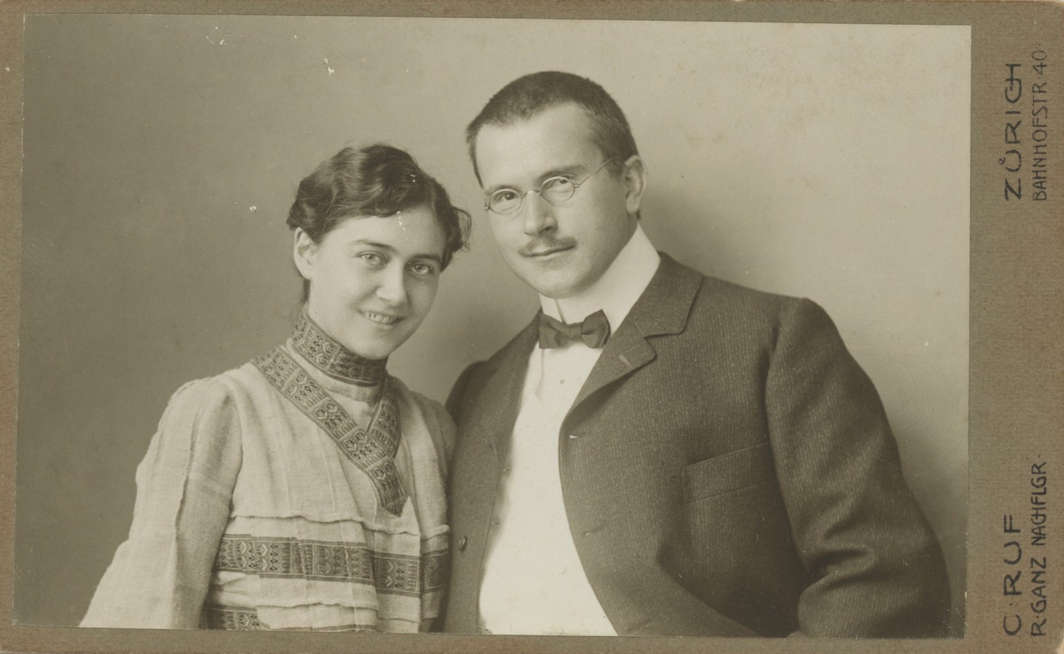 C. G. Jung und Emma Jung-Rauschenbach
1903 heiratet C. G. Jung Emma Rauschenbach, die selbst eine Pionierin der Tiefenpsychologie ist. Verlobungsbild von Emma und C. G. Jung, 1902