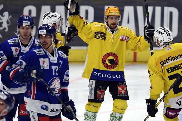 Der Berner Mark Arcobello jubelt nach seinem Tor zum 0-1 fuer Bern, waehrend dem Eishockey-Meisterschaftsspiel der National League A zwischen den ZSC Lions und dem SC Bern, am Dienstag, 20. Dezember 2 ...