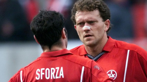 Olaf Marschall, right, of 1. FC Kaiserslautern talks to his team captain Ciriaco Sforza from Switzerland after their first division soccer match against Bayern Munich, Saturday October 23 1999 in the  ...