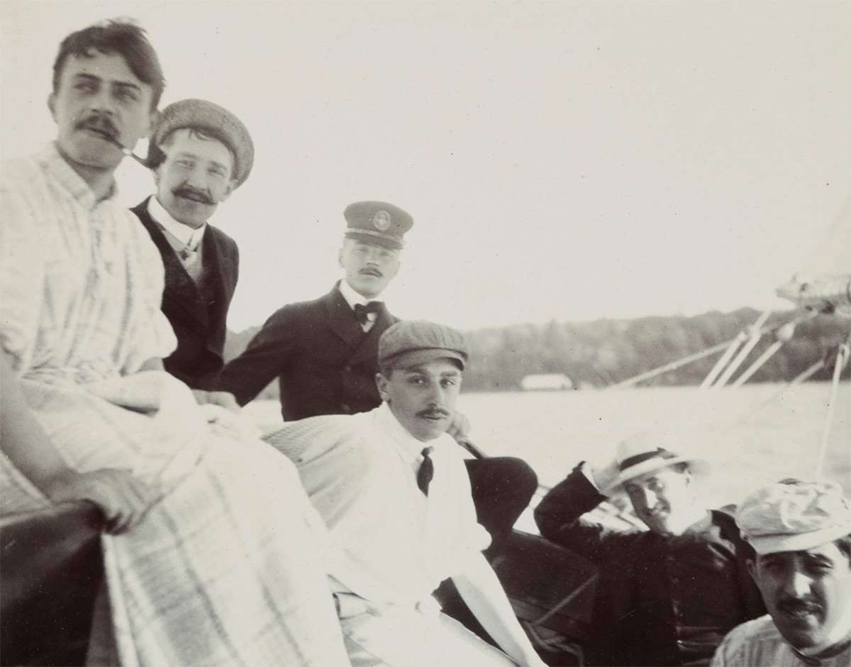 Jacques Chenevière (au centre) avec l'écrivain genevois Guy de Pourtalès (à la barre).
https://guydepourtales.ch/