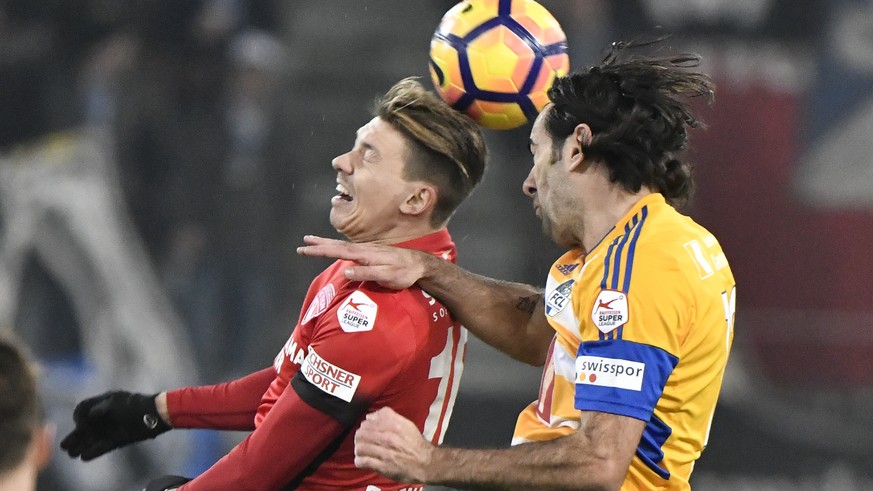 26.11.2016; Thun; FUSSBALL SUPER LEAGUE - FC Thun - FC Luzern;
Christian Fassnacht (Thun) gegen Tomislav Puljic (Luzern)
(Martin Meienberger/freshfocus)