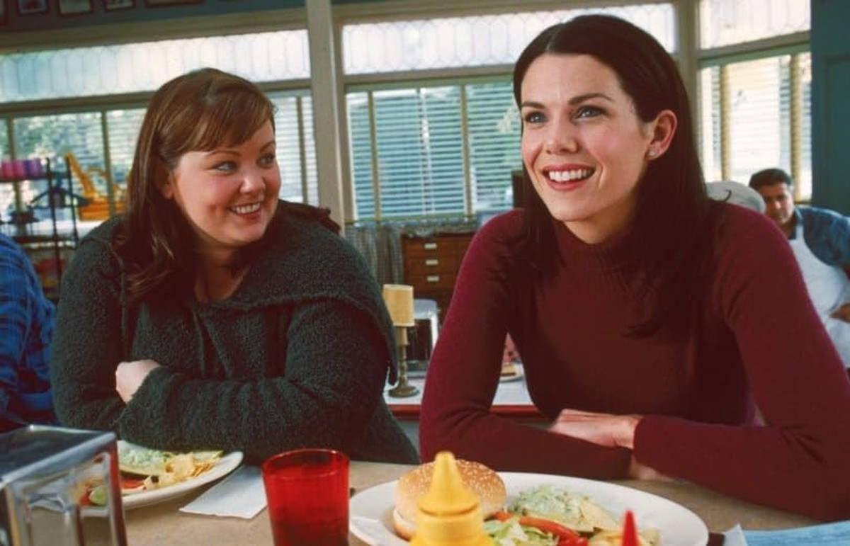 Lauren Graham and Melissa McCarthy in Gilmore Girls (2000)
