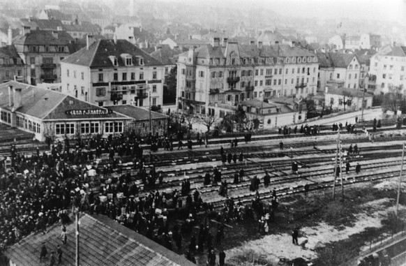 Gleisbesetzung auf dem Bahnhof La Chaux-de-Fonds am 12. November 1918.
Bibliothèque de la Ville La Chaux-de-Fonds
