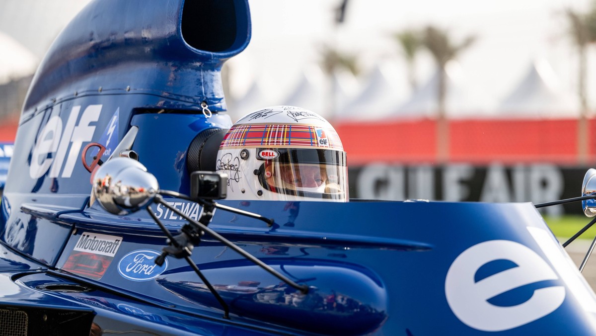 Sir Jackie Stewart Schottland, Rennfahrer und Weltmeister 1969, 1971, 1973 faehrt eine Benefiz Runde zu Gunsten seiner Stiftung Race against Dementia in seinem Tyrrell 006 von 1973 mit Helm mit Unters ...