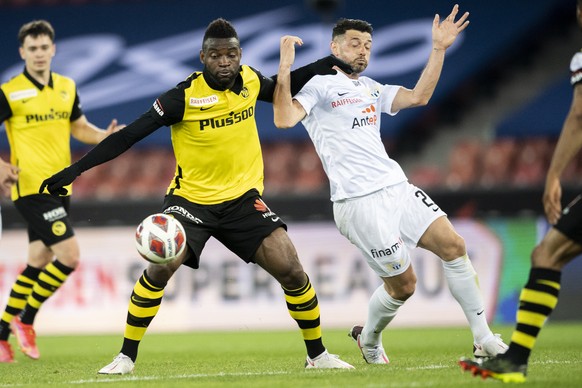 YBs Jean-Pierre Nsame, links, spielt um den Ball mit Zuerichs Blerim Dzemaili, rechts, im Fussball Meisterschaftsspiel der Super League zwischen dem FC Zuerich und den BSC Young Boys im Letzigrund, am ...