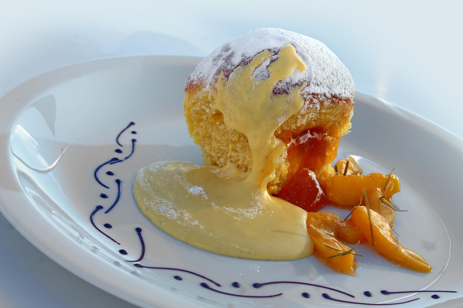 Wenn man will, kann man die Dampfnudeln auch mit Früchten oder Marmelade füllen.