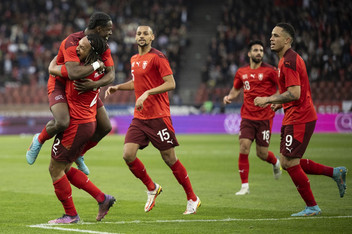 epa09858400 Switzerland's Jordan Lotomba (L) celebrates with teammates after scoring the 1-1 equalizer during the International Friendly soccer match between Switzerland and Kosovo in Zurich, Swi ...