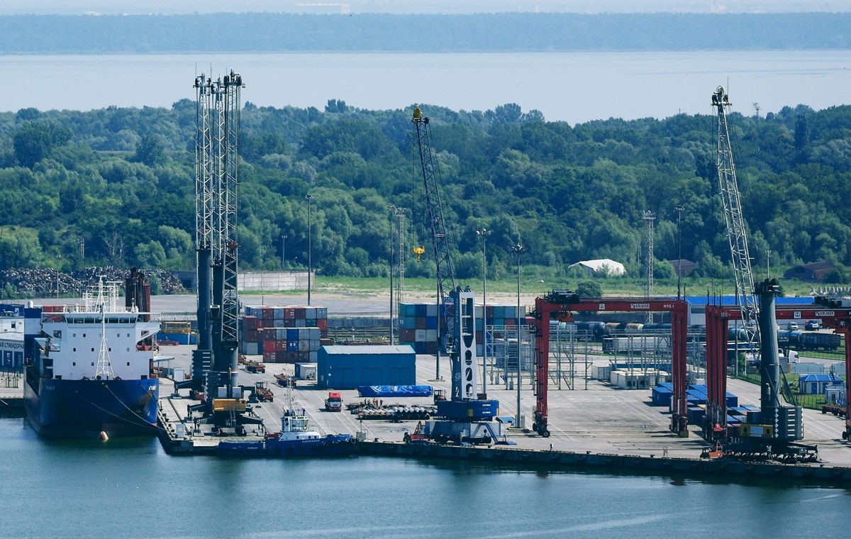 Russia Baltiysk Sea Port 8240405 20.07.2022 The new Ursa Major cargo ship is loaded at the Baltiysk Sea Port, where the Baltiysk - Ust-Luga ferry service is carried out, in Kaliningrad region, Russia. ...