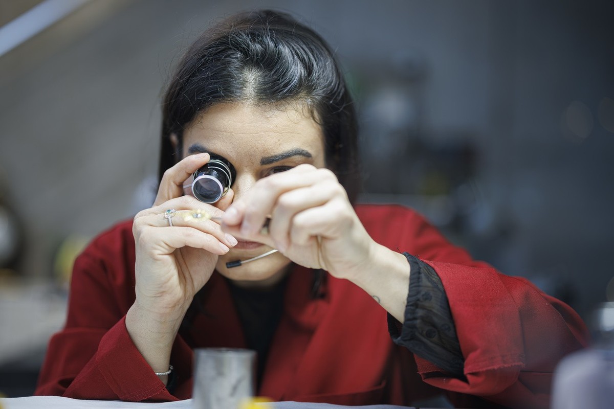 Une horlogere travaille dans l'atelier de restauration du Musee international d'horlogerie (MIH) avant une visite de presse pour la presentation de deux expositions "Brut. 50 ans d' ...