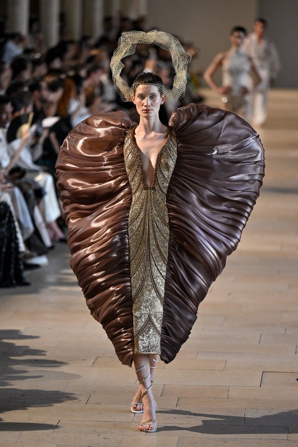 PFW Haute Couture Rahul Mishra Runway JR A model walks the runway at the Rahul Mishra show during Haute Couture Fashion Week in Paris, France, on 6 July 2026. Photo by Julien Reynaud/APS-Medias/ABACAP ...