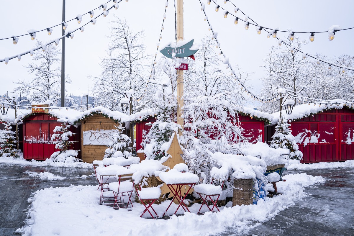 Der Weihnachtsmarkt auf dem Sechsenlaeutenplatz, am Freitag, 22. November 2024 in Zuerich. Die verbreiteten Schneefaelle vom Vorabend und in der Nacht haben in weiten Teilen des Mittellands zu Verkehr ...
