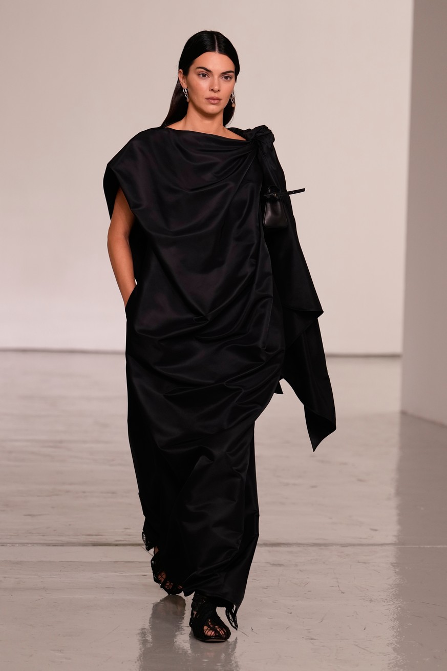 Kendall Jenner wears a creation part of the Bottega Veneta women's Spring-Summer 2027 collection, presented in Milan, Italy, Saturday, Sept. 26, 2026. (AP Photo/Luca Bruno)
Kendall Jenner