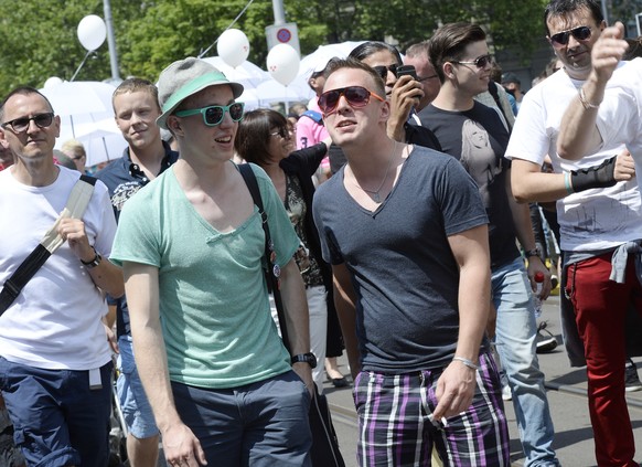 Ein Schwules Paar bei der Zurich-Pride-Veranstaltung.